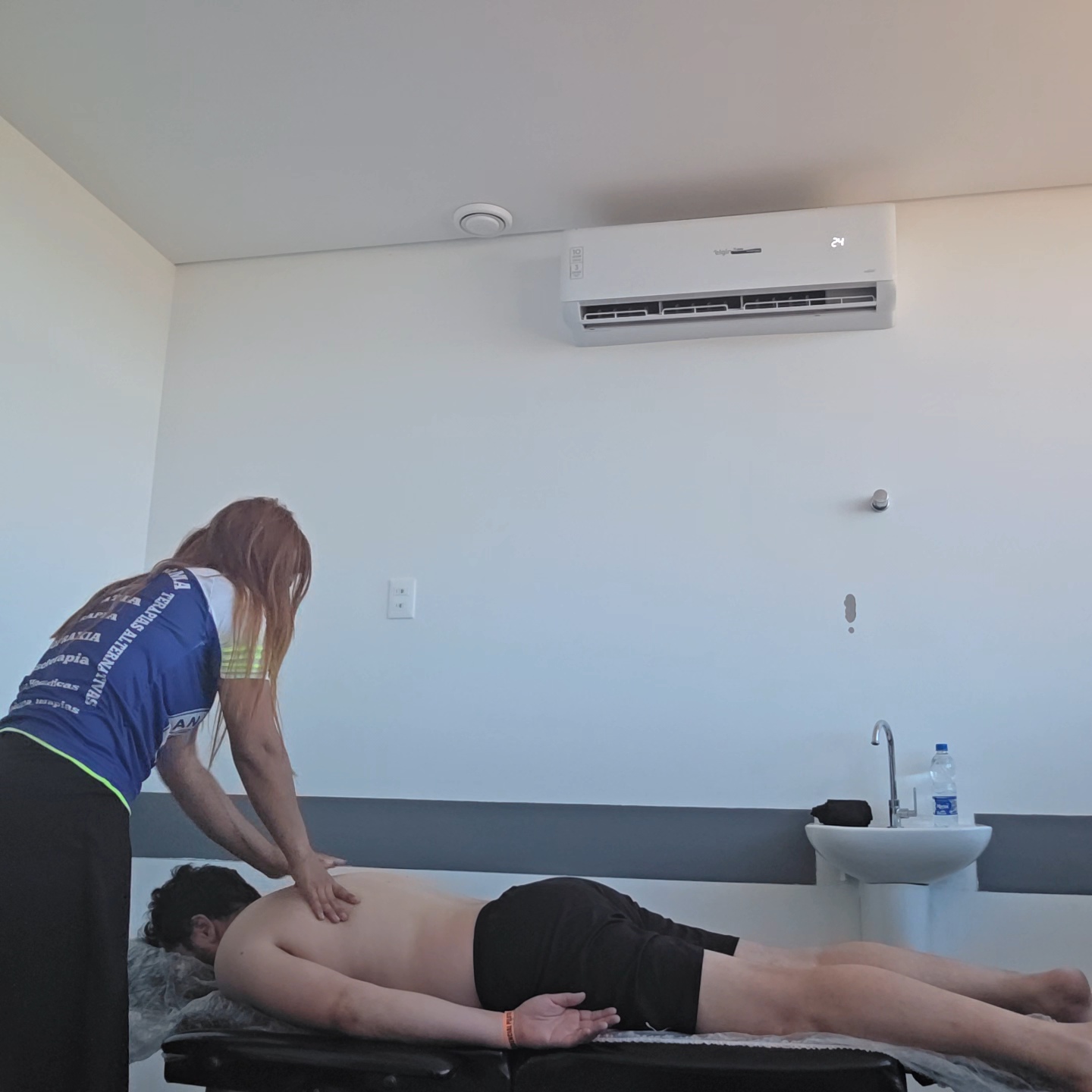 Dra. Rosy realizando terapia manual